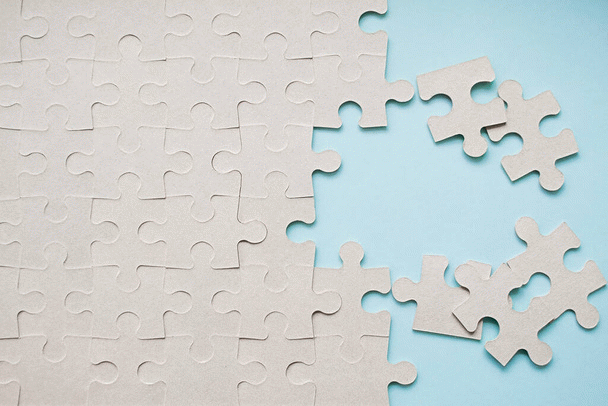 علت ریزش مو در نوجوانان پسر: مروری بر تجربیات نی نی سایت